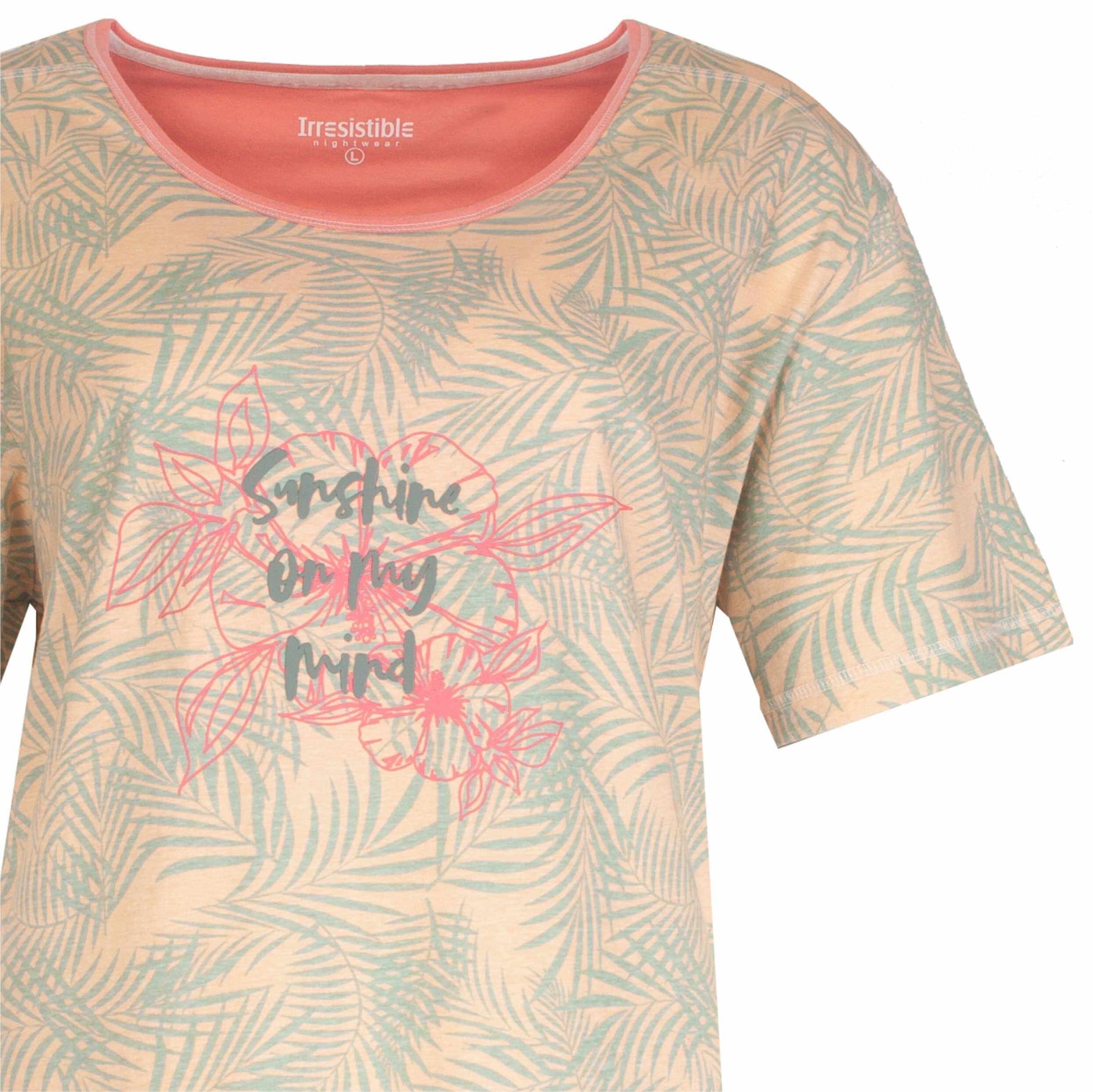 Roze nachthemd met groene bladerprint en korte mouwen, tekst 'sunshine on my mind' op de borstorkant