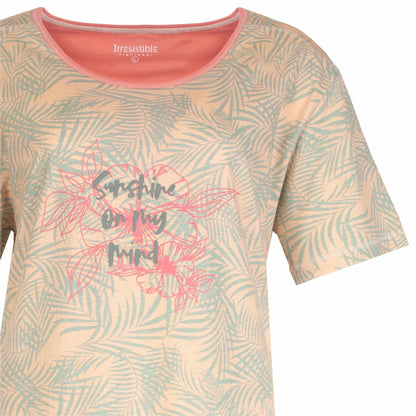 Roze nachthemd met groene bladerprint en korte mouwen, tekst 'sunshine on my mind' op de borstorkant