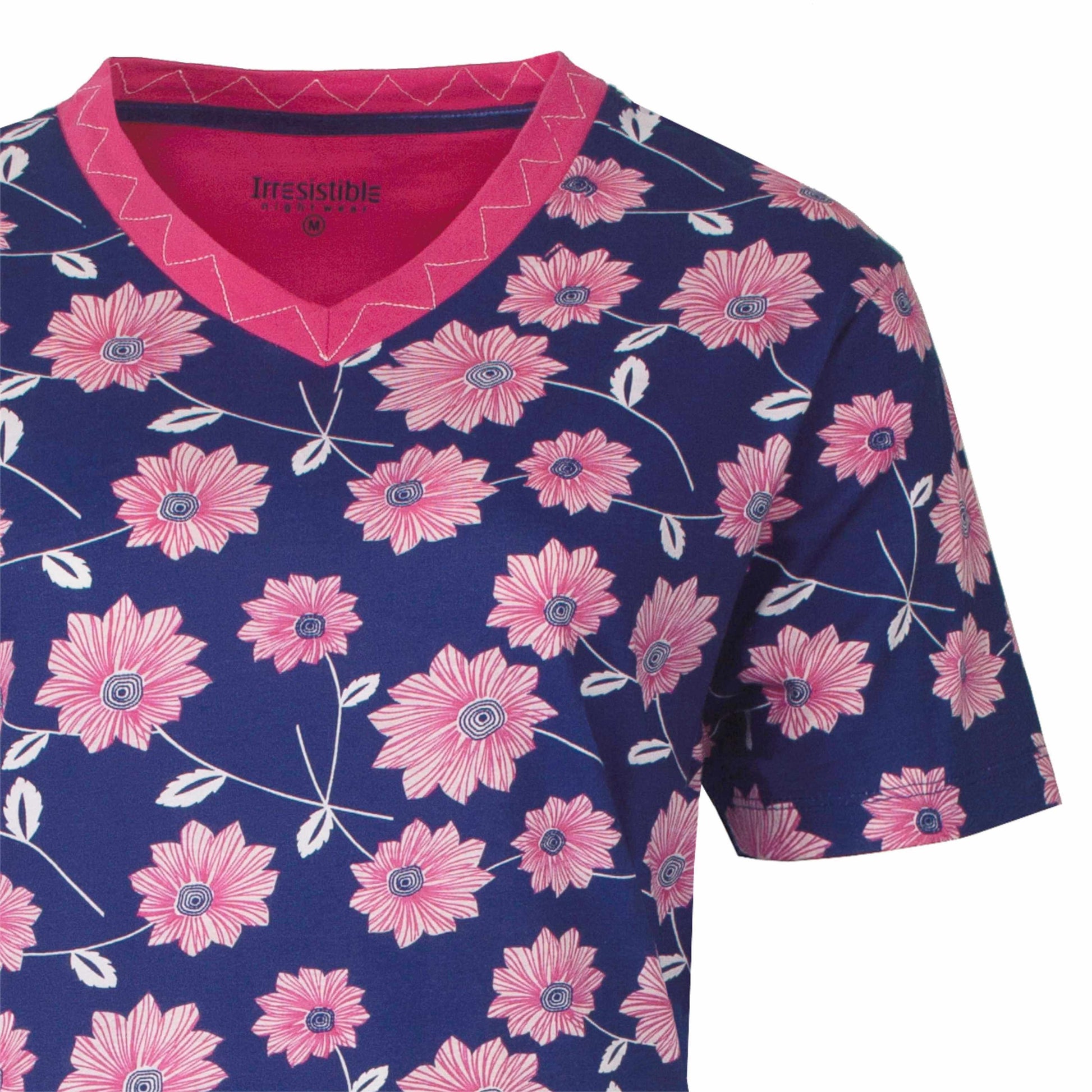Blauw nachthemd met roze bloemenprint, V-hals en korte mouwen. Roze kraag met zigzag stiksel.