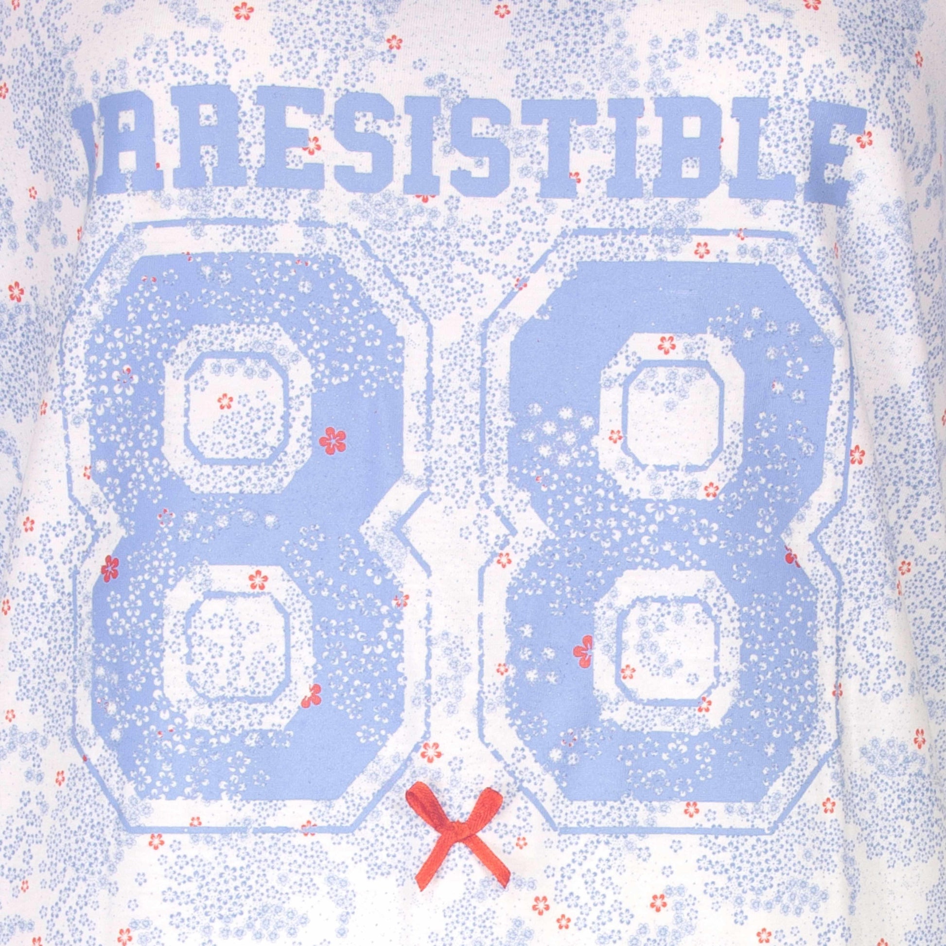 Blauw nachthemd met 'Irresistible 88' opdruk, versierd met kleine rode en witte bloemen