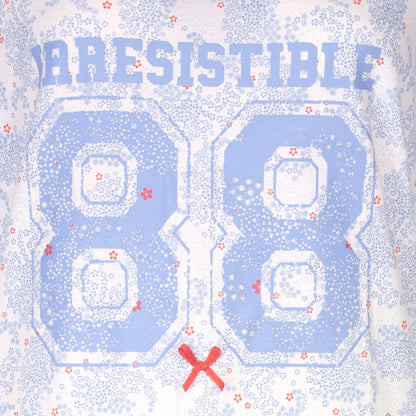 Blauw nachthemd met 'Irresistible 88' opdruk, versierd met kleine rode en witte bloemen