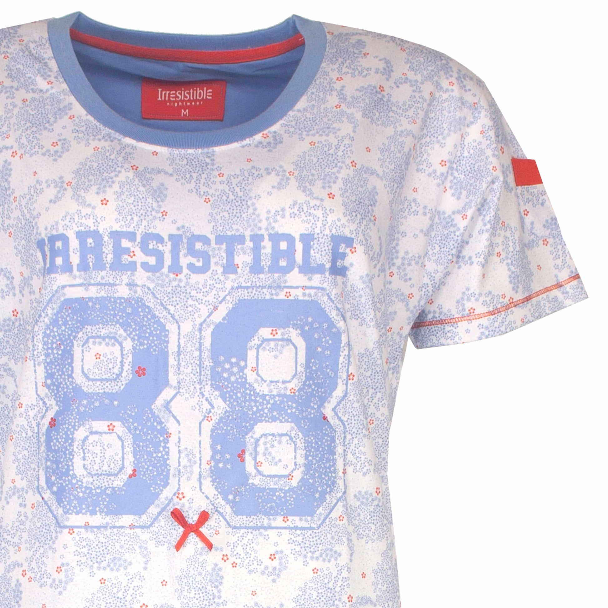 Blauw gebloemd nachthemd met '88' en 'Irresistible' opdruk, ronde hals en korte mouwen.