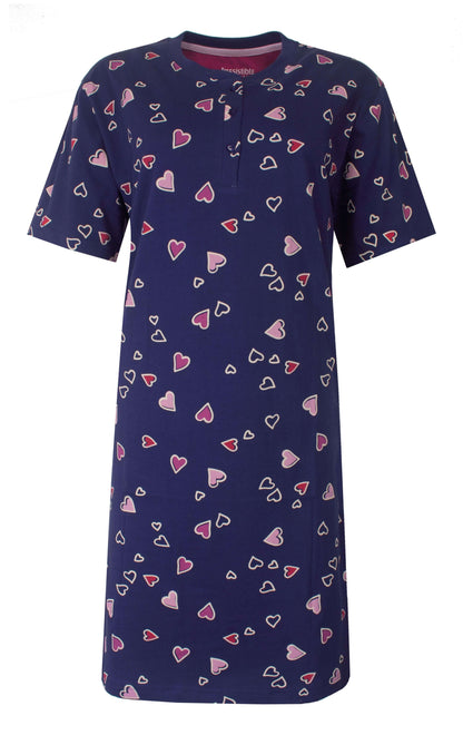 Blauw dames nachthemd met roze en rode hartjes print, korte mouwen en ronde hals met knoopsluiting.