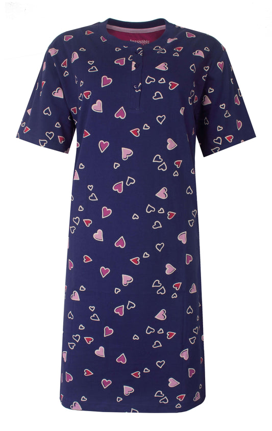 Blauw dames nachthemd met roze en rode hartjes print, korte mouwen en ronde hals met knoopsluiting.