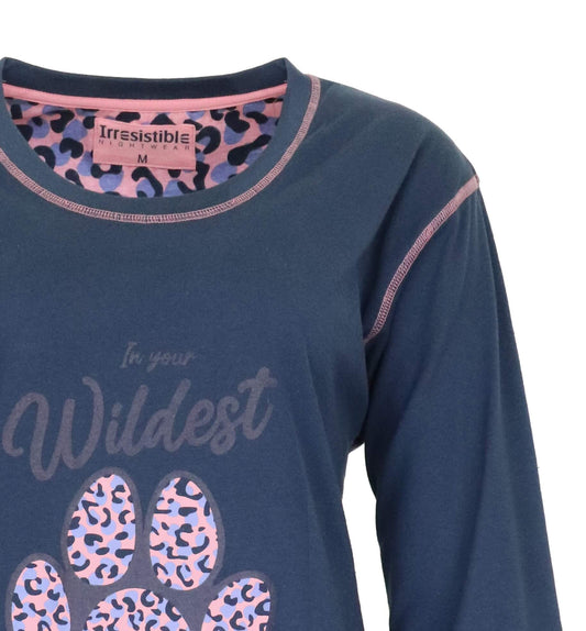 Blauw nachthemd met roze accenten, 'Wildest' tekst en luipaardprint pootafdruk. Merk Irresistible zichtbaar.