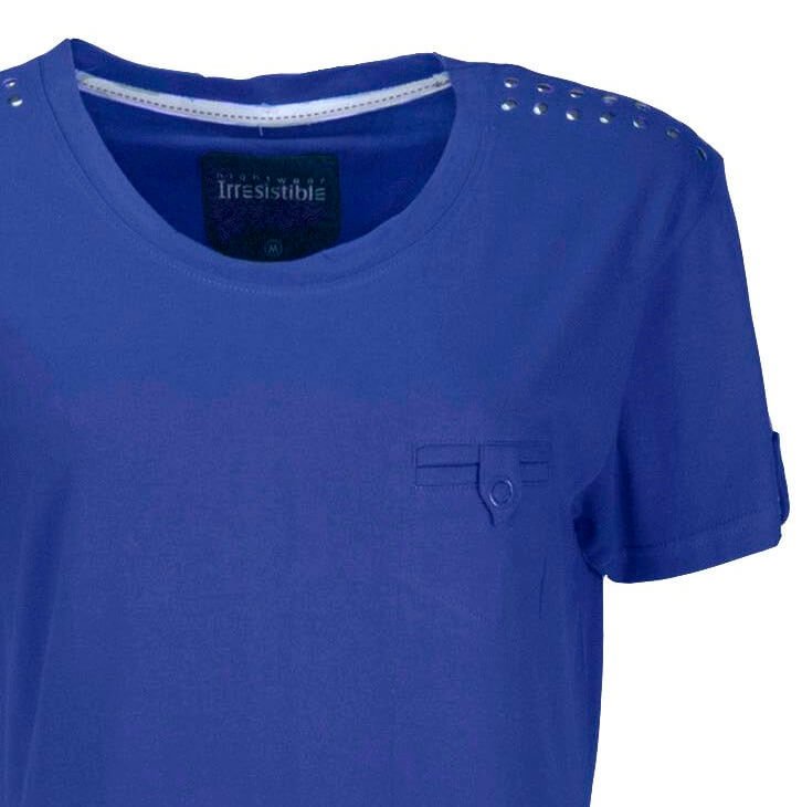 Blauw katoenen nachthemd met ronde hals, korte mouwen, studs op de schouder en een paspelzakje op de borst.
