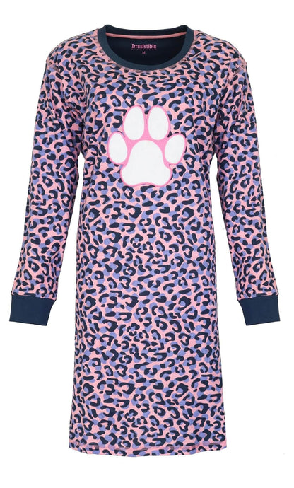 Roze nachthemd met blauw luipaardpatroon en witte pootafdruk, lange mouwen en ronde hals