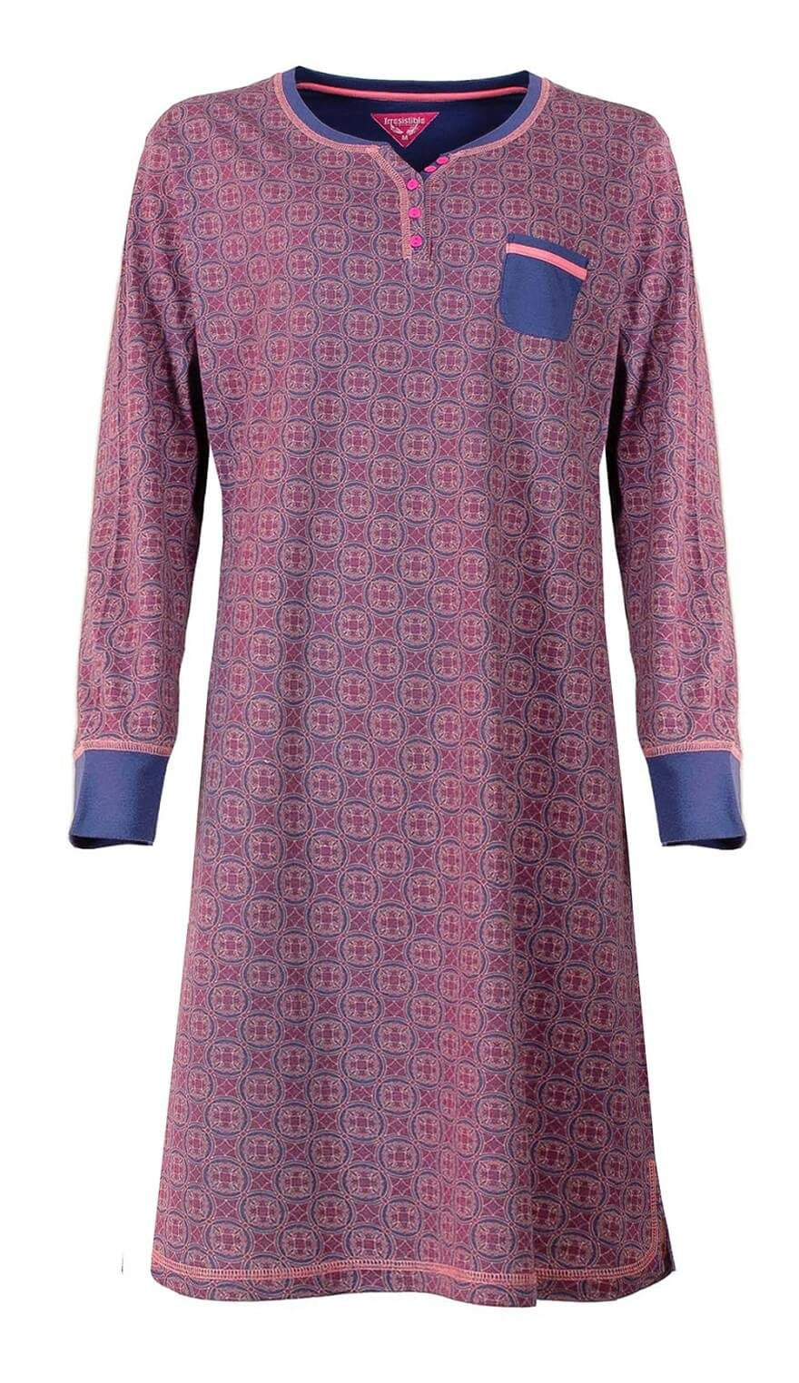 Blauw nachthemd met roze print, lange mouwen, ronde hals met knoopjes en borstzakje. Lengte 100cm.