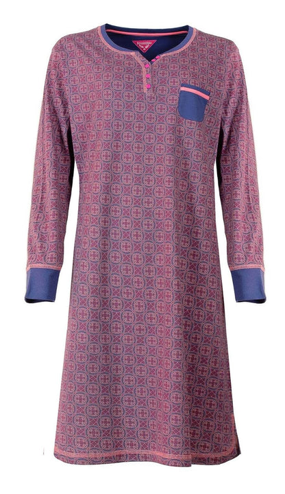 Blauw nachthemd met roze print, lange mouwen, ronde hals met knoopjes en borstzakje. Lengte 100cm.