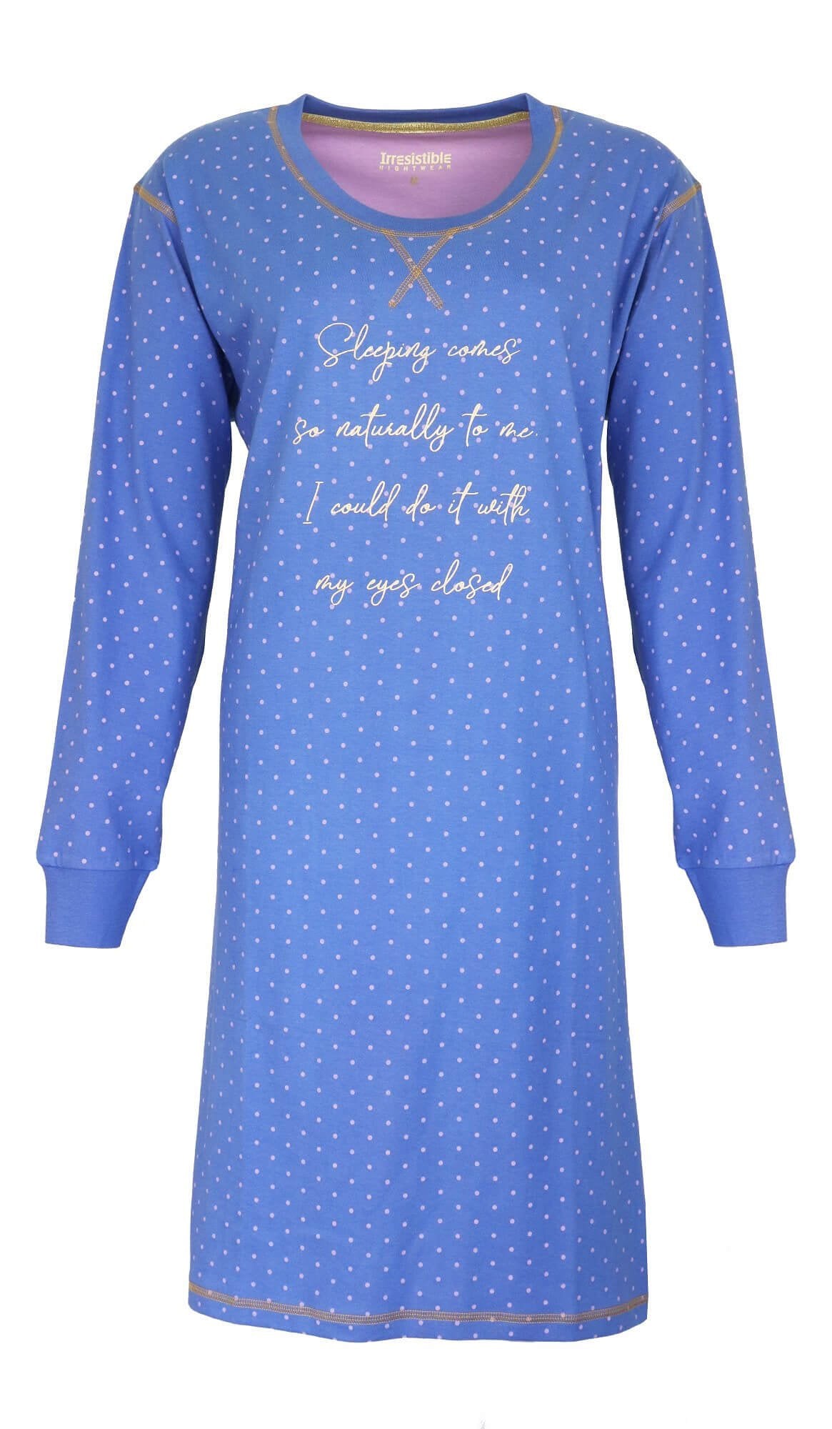 Blauw nachthemd met witte stippen, lange mouwen en tekst 'Sleeping comes so naturally to me' op de voorkant.