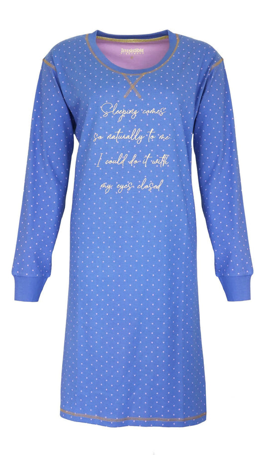 Blauw nachthemd met witte stippen, lange mouwen en tekst 'Sleeping comes so naturally to me' op de voorkant.