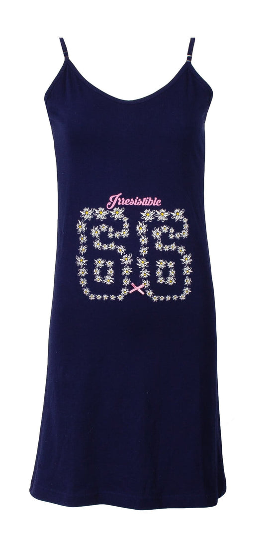 Donkerblauw nachthemd met spaghettibandjes en een bloemenprint '66' ontwerp op de borst, 'Irresistible' tekst.