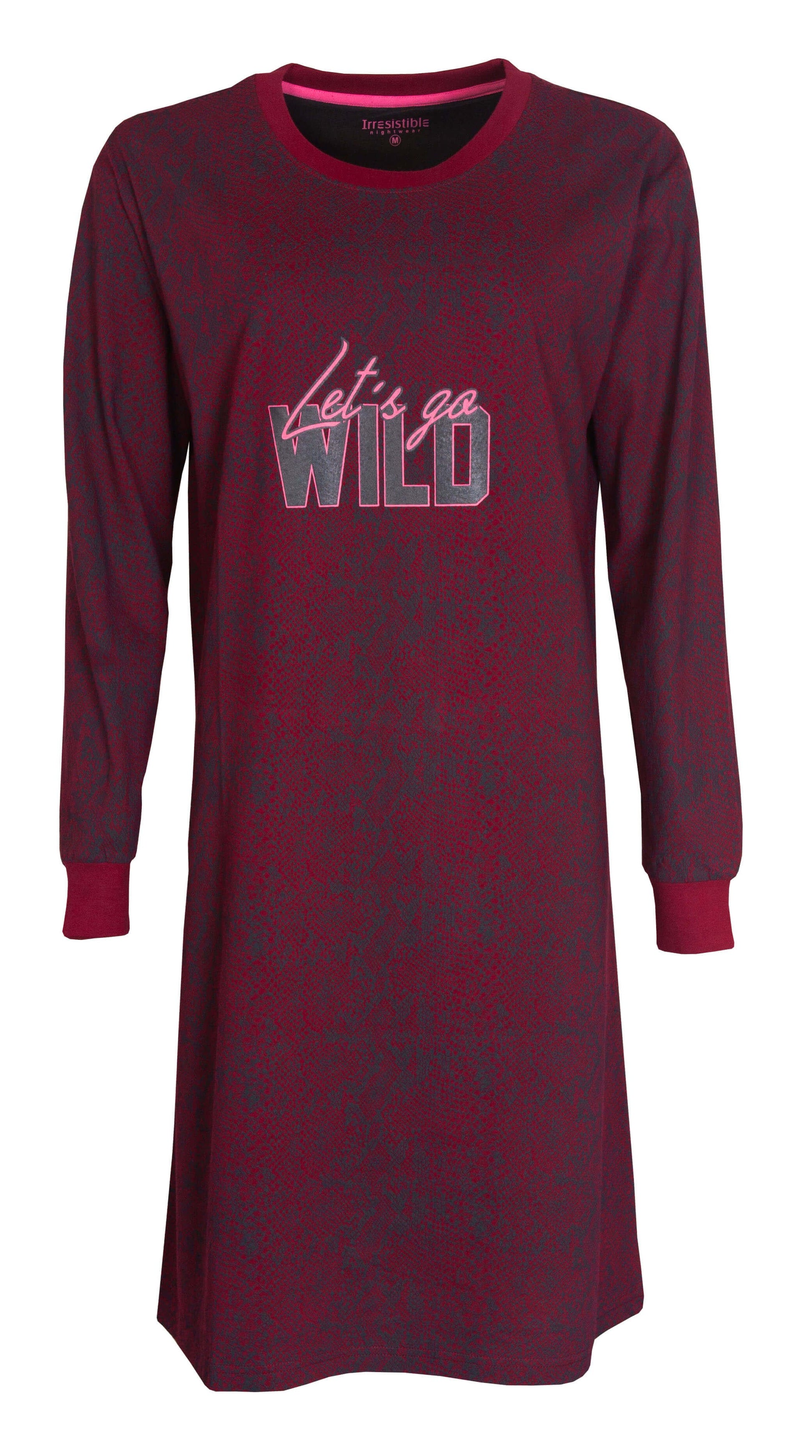 Bordeaux rood nachthemd met lange mouwen en ronde hals, opdruk 'Let's go WILD' in roze letters op de voorkant