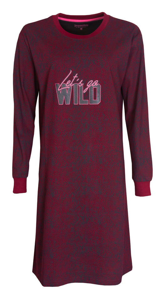 Bordeaux rood nachthemd met lange mouwen en ronde hals, opdruk 'Let's go WILD' in roze letters op de voorkant