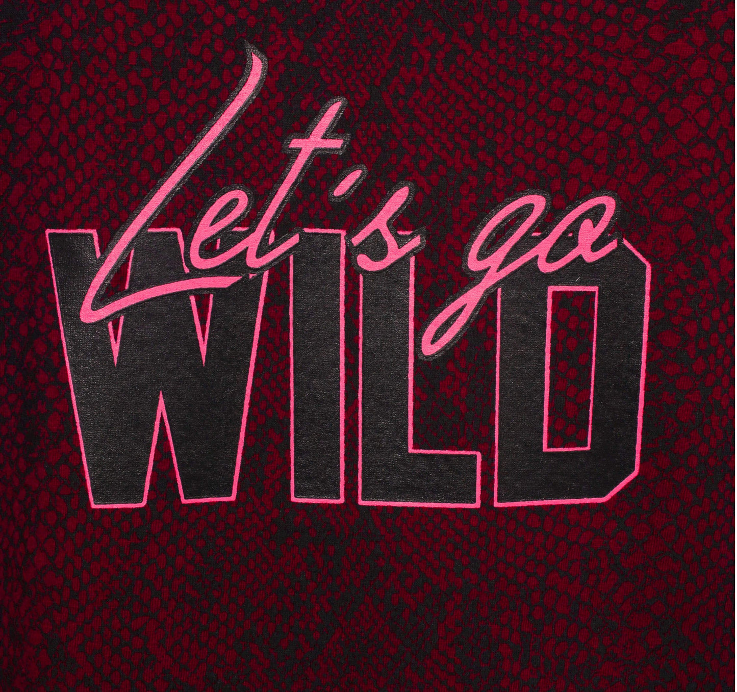 Bordeauxrood nachthemd met roze 'Let's go wild' opdruk op een donkere achtergrond met textuur