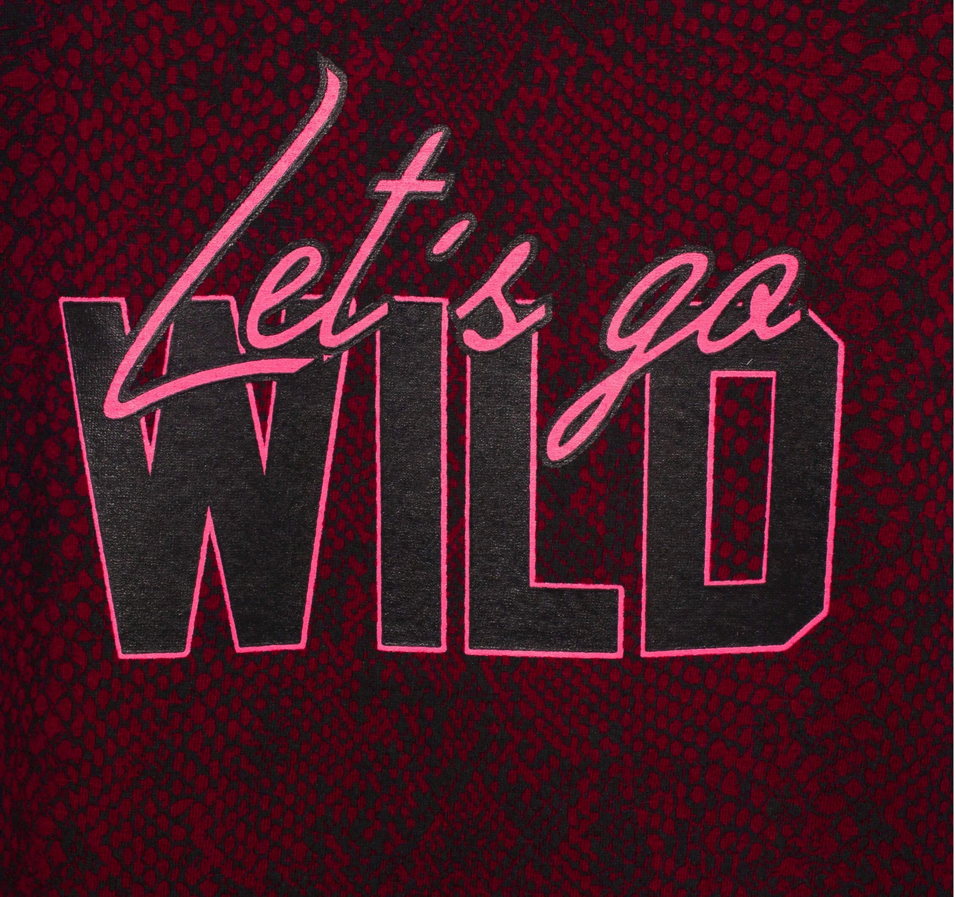 Bordeauxrood nachthemd met roze 'Let's go wild' opdruk op een donkere achtergrond met textuur