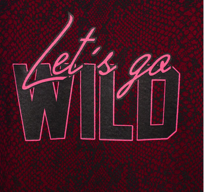 Bordeauxrood nachthemd met roze 'Let's go wild' opdruk op een donkere achtergrond met textuur