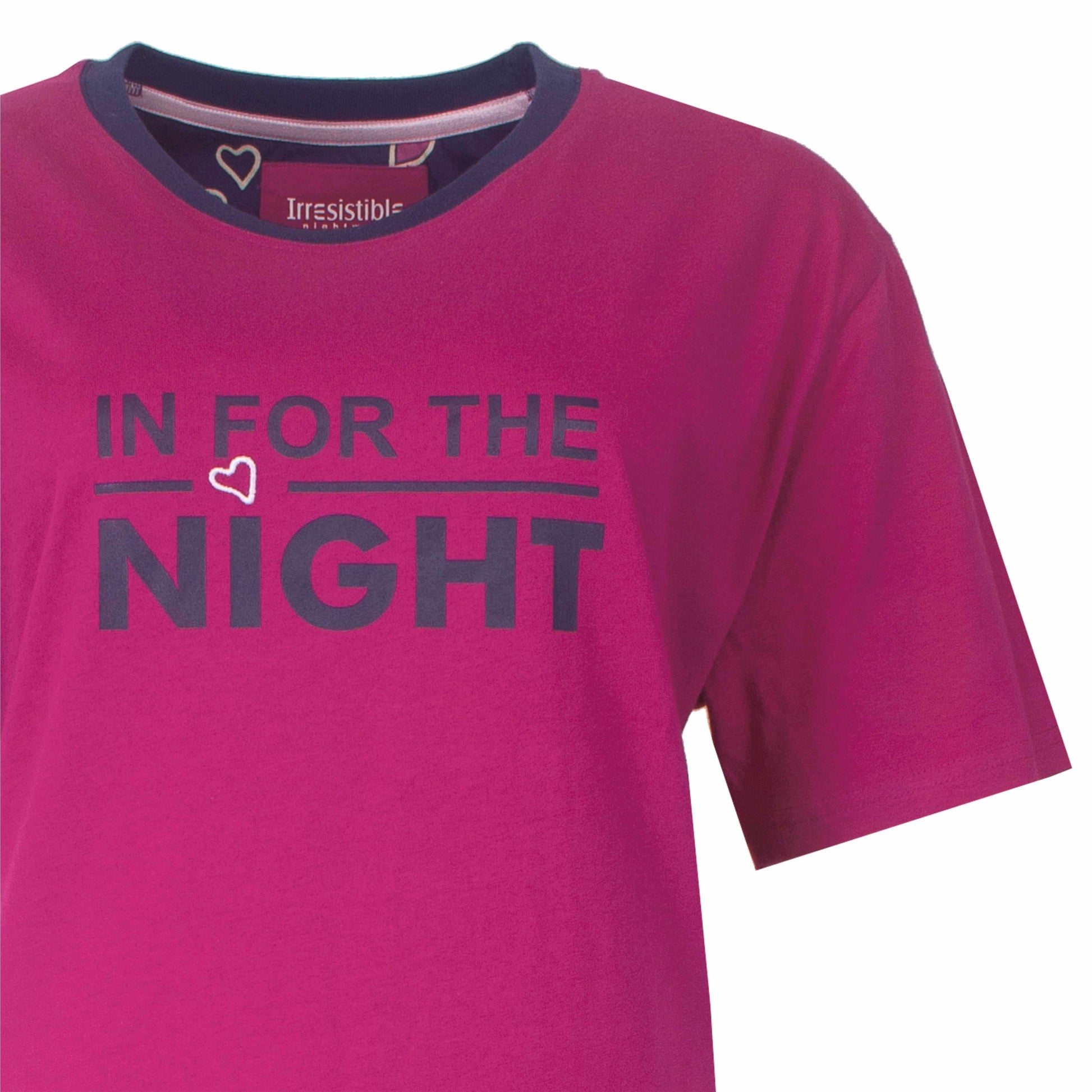Fuchsia nachthemd met zwarte tekst 'IN FOR THE NIGHT' en een hartje, merk Irresistible zichtbaar op de kraag