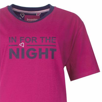 Fuchsia nachthemd met zwarte tekst 'IN FOR THE NIGHT' en een hartje, merk Irresistible zichtbaar op de kraag