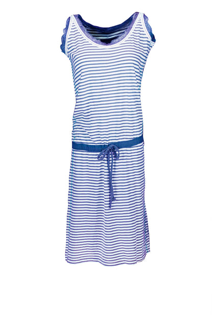 Gestreept blauw-wit dames nachthemd met ronde hals, mouwloos ontwerp en aantrekkoord op heuphoogte.