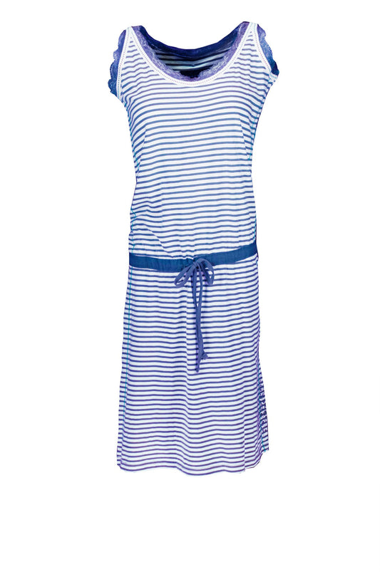 Gestreept blauw-wit dames nachthemd met ronde hals, mouwloos ontwerp en aantrekkoord op heuphoogte.