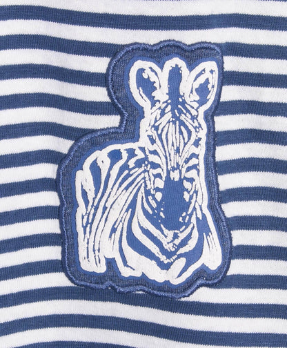 Gestreept blauw-wit nachthemd met kleine zebra applicatie op de borst, korte mouwen en ronde hals.