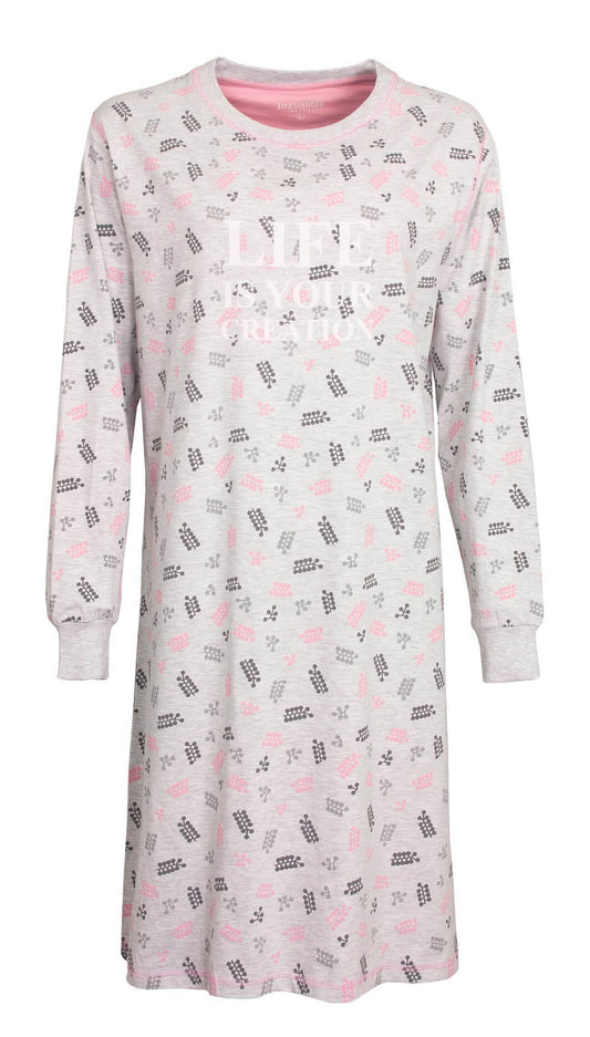 Grijs lang nachthemd met roze en grijze bloemenprint en 'Wild Flower Creation' tekst op de borst.