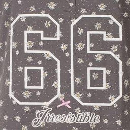 Grijs nachthemd met nummer 66 en bloemetjespatroon, 'Irresistible' tekst en roze accent