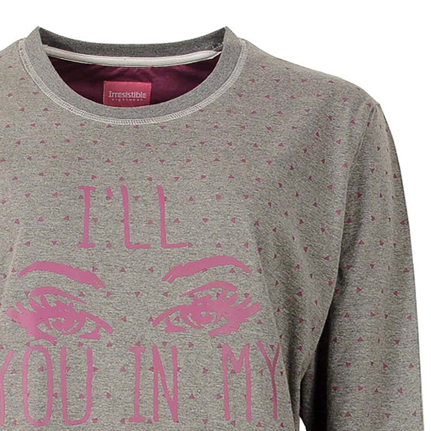 Grijs katoenen nachthemd met roze print 'I'll roll in my bed'. Lange mouwen, ronde hals en kleine driehoekjes patroon.