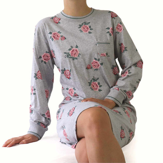 Grijs melange nachthemd met roze rozenprint, lange mouwen en ronde hals, gedragen door een zittende vrouw
