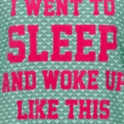 Groene achtergrond met roze tekst 'I went to sleep and woke up like this' in een casual lettertype