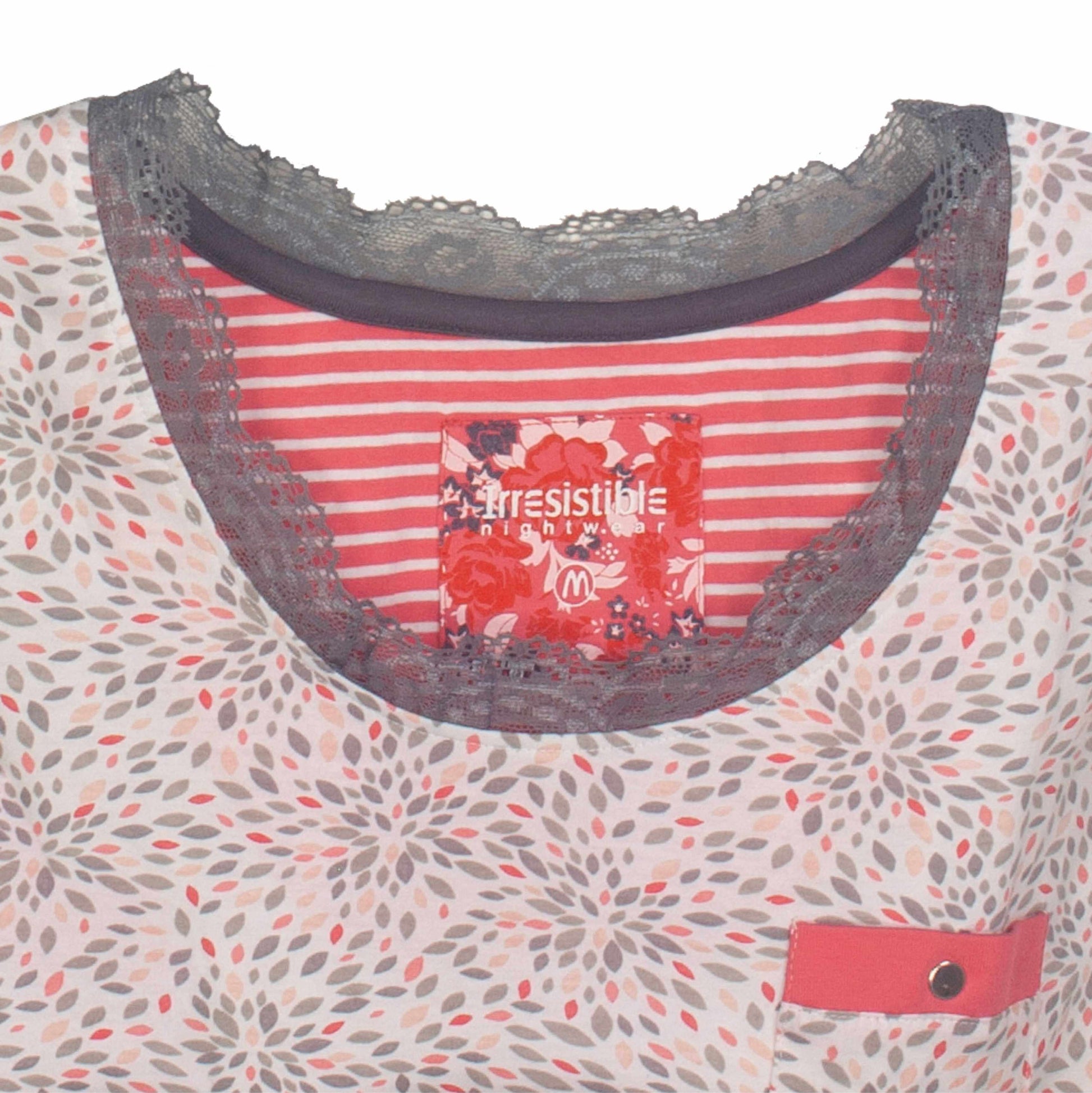 Beige nachthemd met bloemenprint, rode strepen bij de hals, kanten afwerking en een borstzakoord op de heup.
