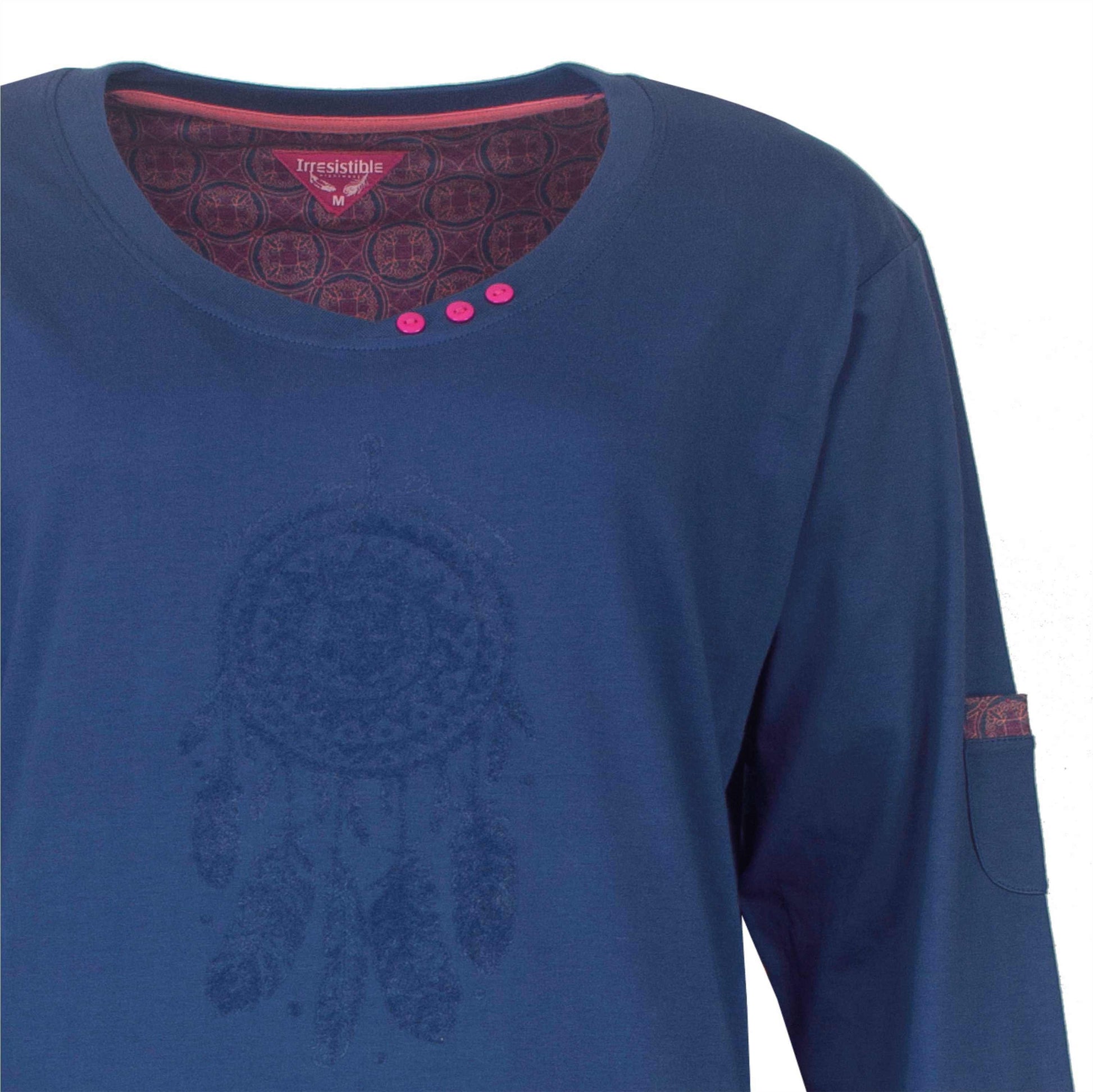 Blauw katoenen nachthemd met lange mouwen, V-hals met roze knoopjes en opdruk op de borst