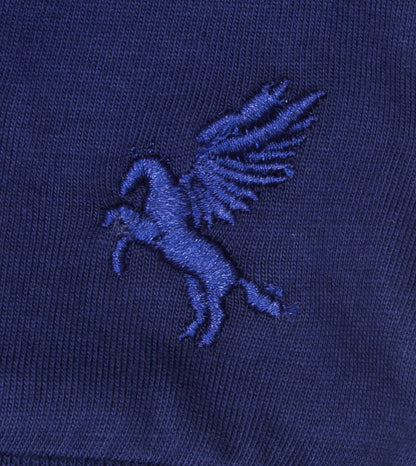 Blauw geborduurd logo van een vliegend paard op een donkerblauwe katoenen stof achtergrond.