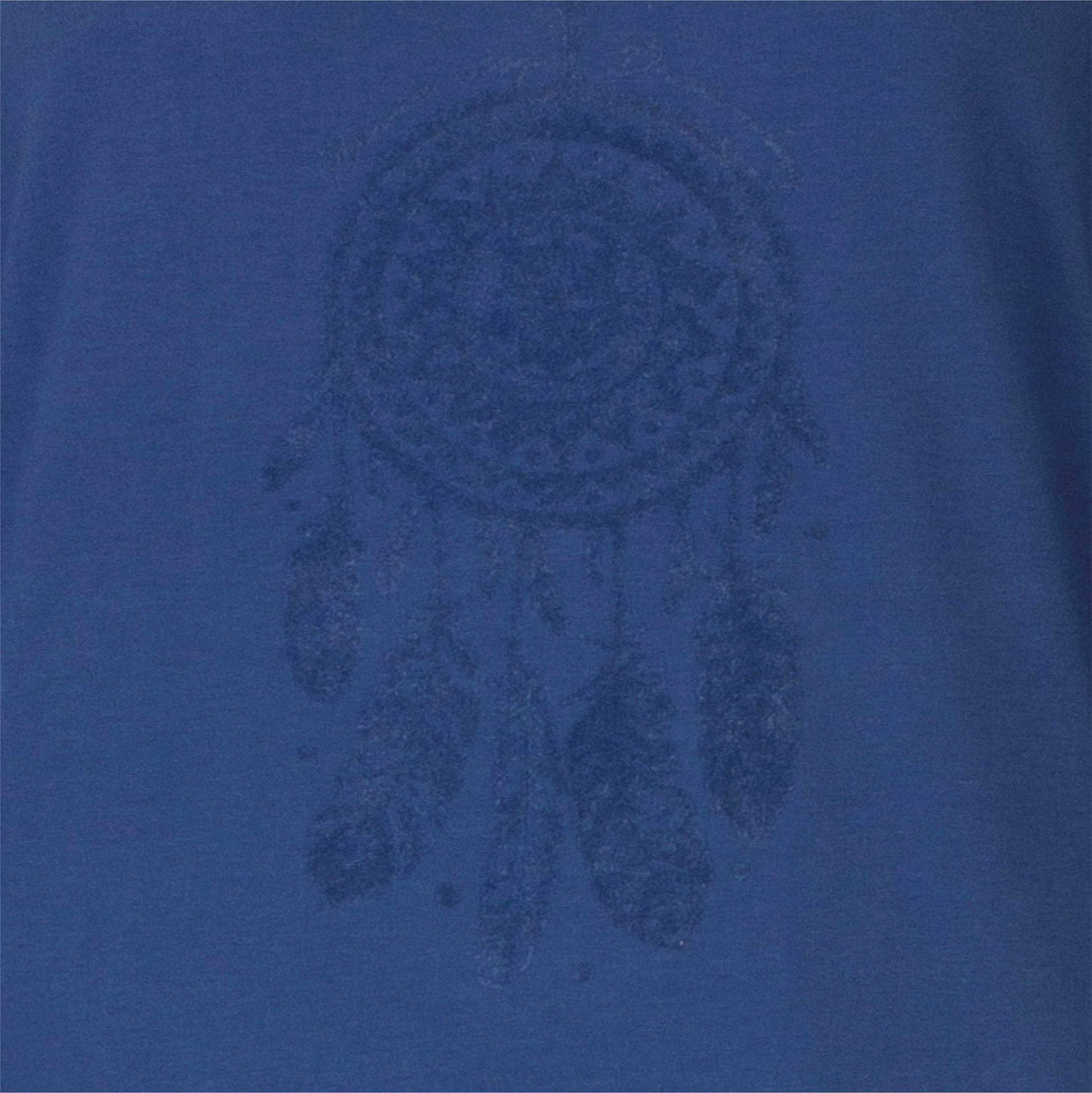 Blauw dames nachthemd met lange mouwen en V-hals, subtiel patroon zichtbaar in donkere tint.