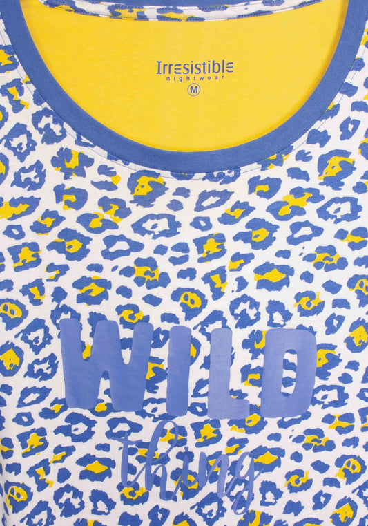 Blauw dames nachthemd met gele panter print en 'WILD' tekst, ronde hals met blauw boordje, merk Irresistible