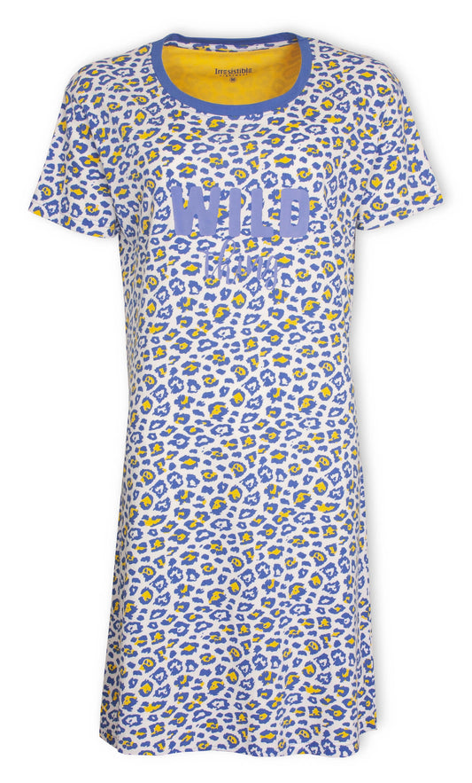 Blauw katoenen nachthemd met geel-blauw panterprint en 'WILD' opdruk, ronde hals en korte mouwen