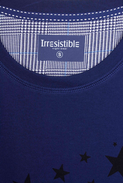 Blauw katoenen nachthemd met ronde hals, lange mouwen en zwart sterrenpatroon. Merk 'Irresistible' zichtbaar.