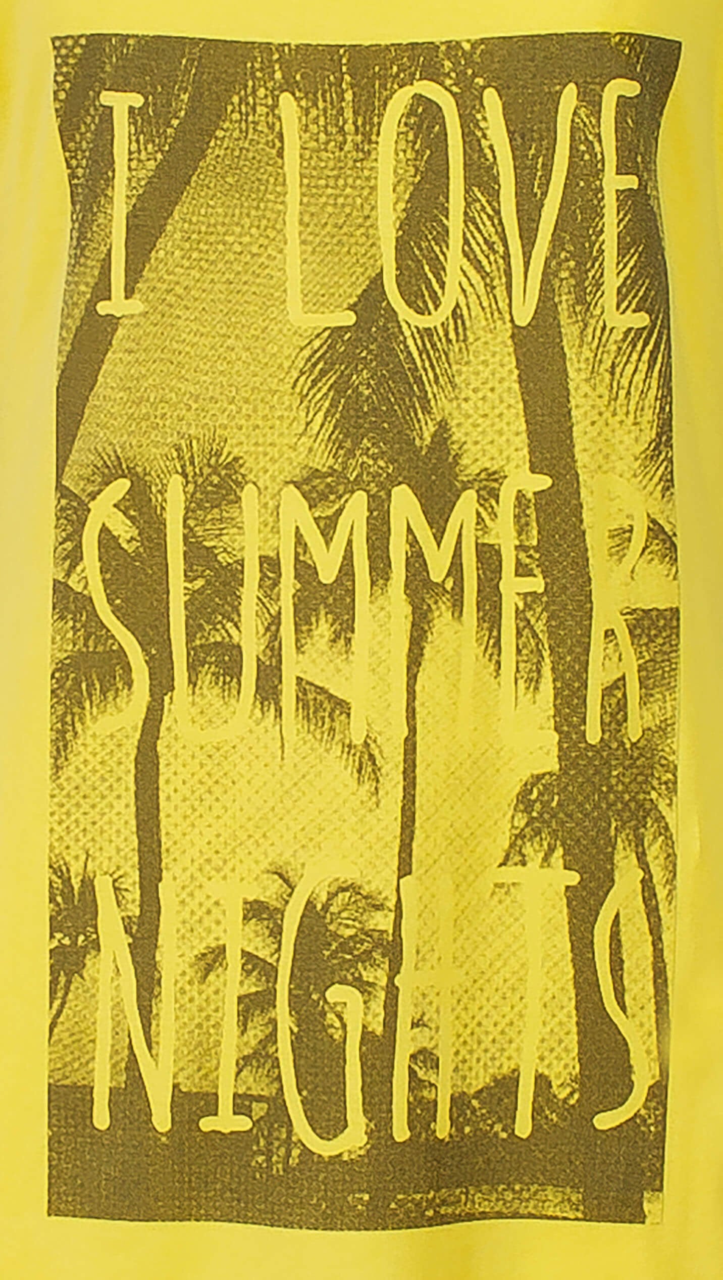 Geel nachthemd met 'I LOVE SUMMER NIGHTS' tekst, palmboomsilhouetten en franjes aan de onderkant.