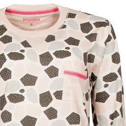 Lichtroze nachthemd met lange mouwen en ronde hals, versierd met donkere pentagonen en roze accenten.