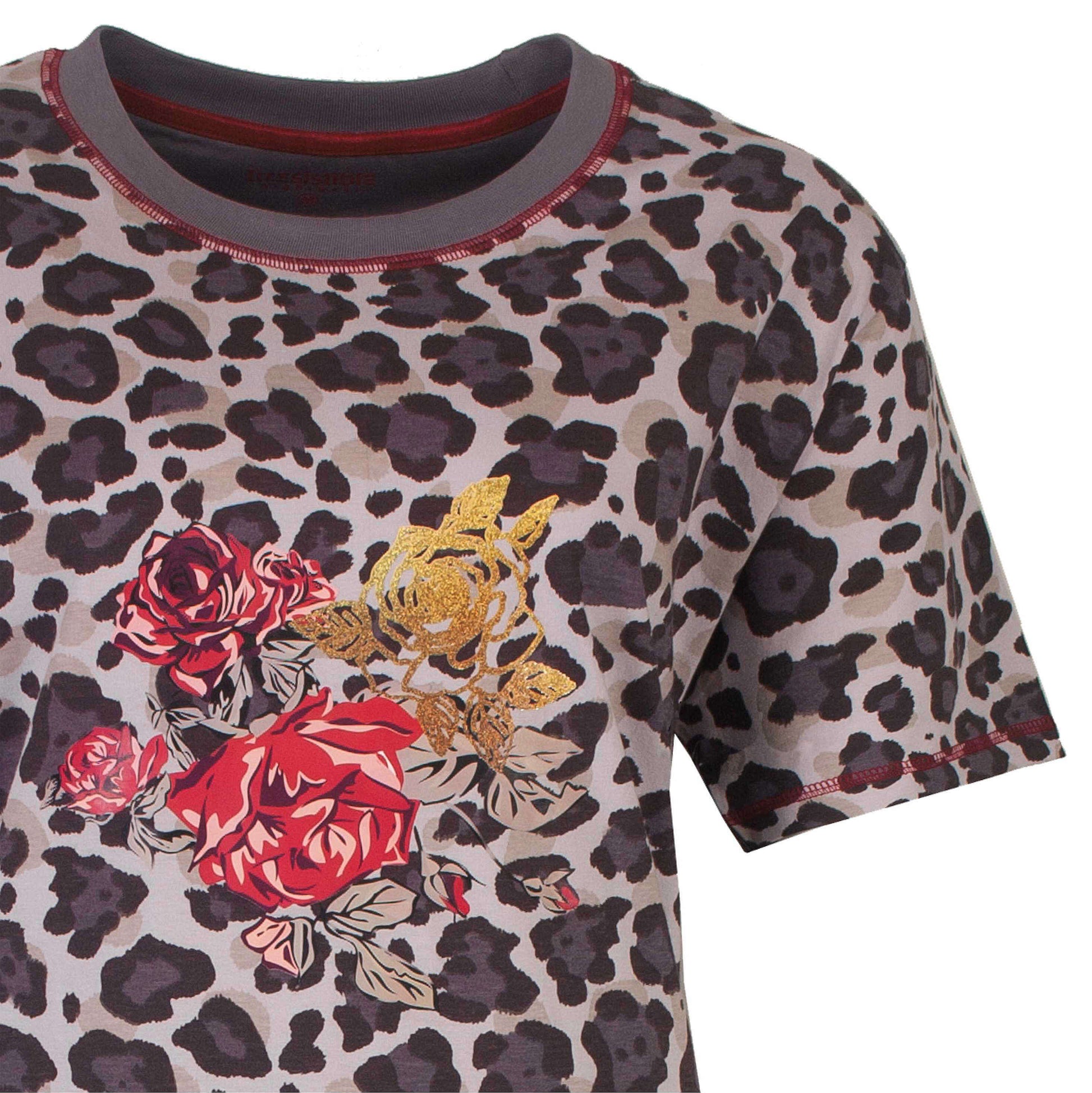 Grijs nachthemd met panterprint, rode bloemen en gouden accenten, korte mouwen en ronde hals.