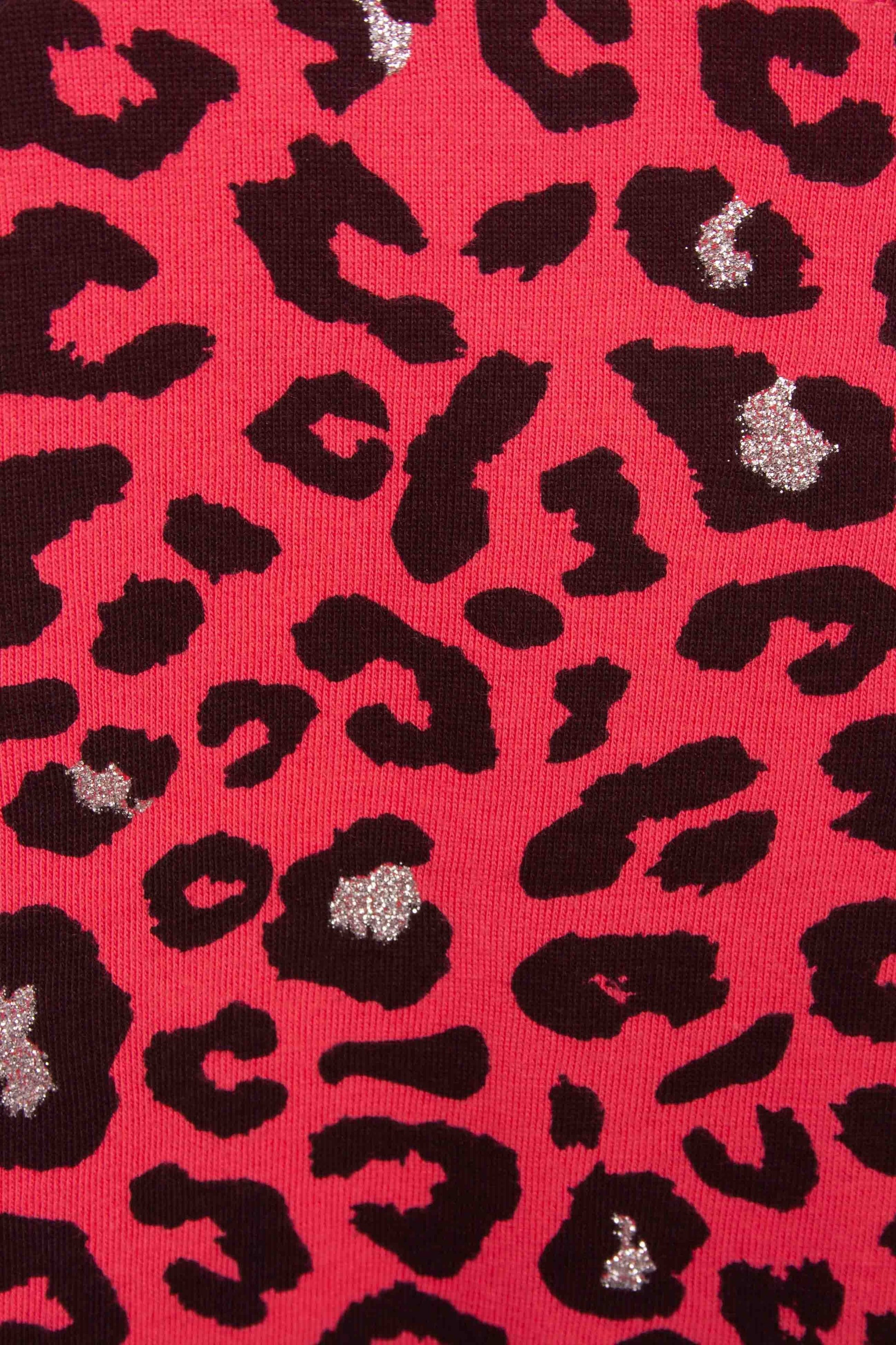 Rood nachthemd met zwart panterprint en zilveren glitters op een gebreide stof met duidelijke textuur.