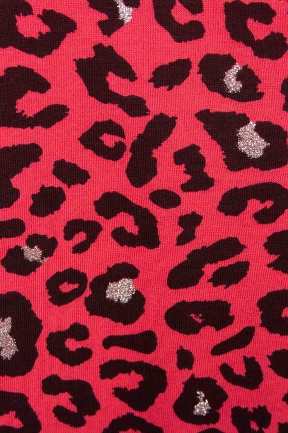 Rood nachthemd met zwart panterprint en zilveren glitters op een gebreide stof met duidelijke textuur.