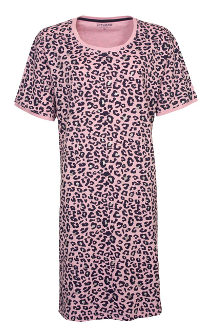 Roze nachthemd met zwarte panterprint, korte mouwen en ronde hals. Gemaakt van katoen met een lengte van 95 cm.