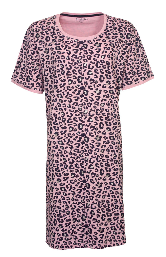 Roze nachthemd met zwarte panterprint, korte mouwen en ronde hals. Gemaakt van katoen met een lengte van 95 cm.