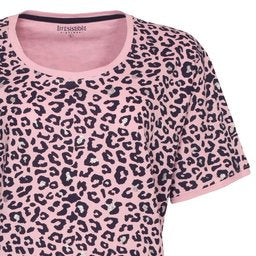 Roze nachthemd met zwarte panterprint, korte mouwen en ronde hals. Het kledingstuk heeft een glanzend effect.