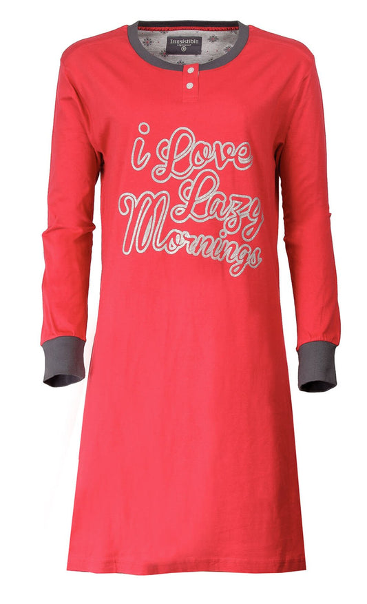 Rood katoenen nachthemd met lange mouwen en 'I love lazy mornings' glitteropdruk op de voorkant