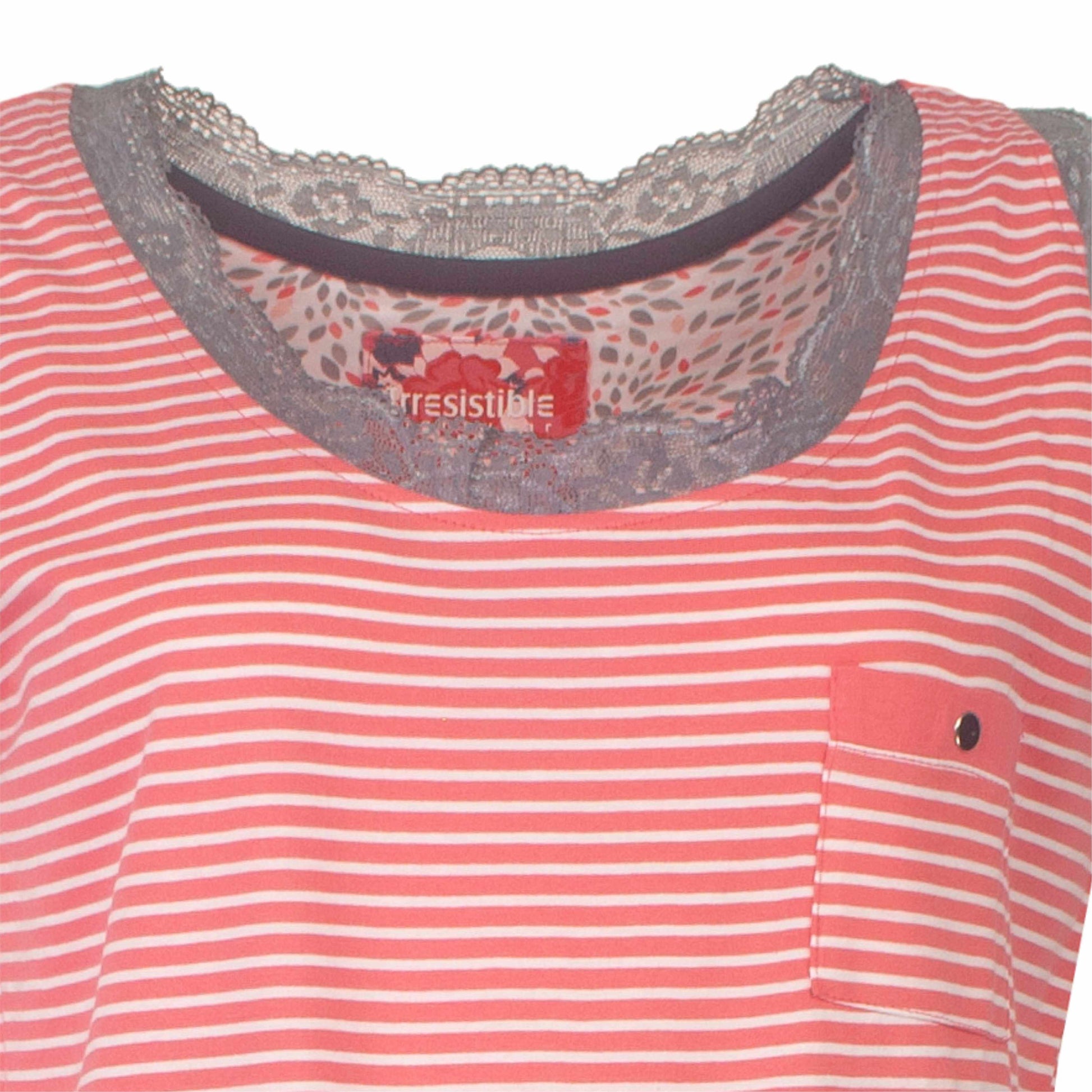 Roze gestreept dames nachthemd met kant detail aan de hals, mouwloos ontwerp en een borstzakje