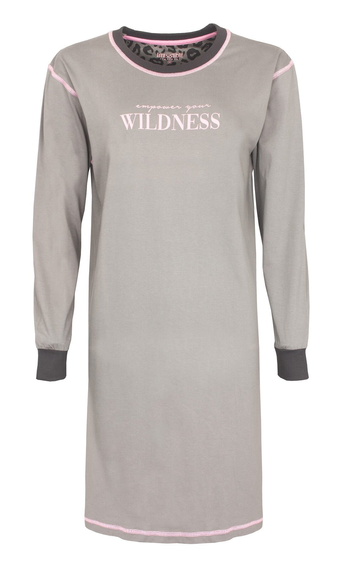 Lichtgrijs nachthemd met lange mouwen, roze bies en 'empower your WILDNESS' opdruk in roze letters