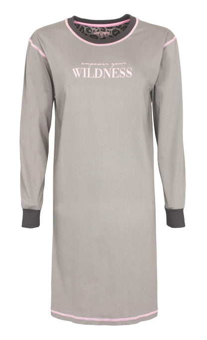 Lichtgrijs nachthemd met lange mouwen, roze bies en 'empower your WILDNESS' opdruk in roze letters